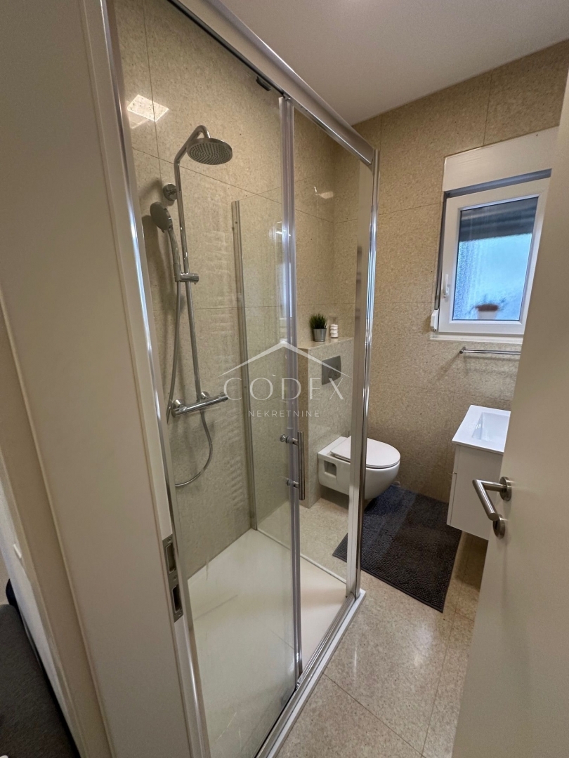 Matulji - hiša s 3 trisobnimi apartmaji in bazenom