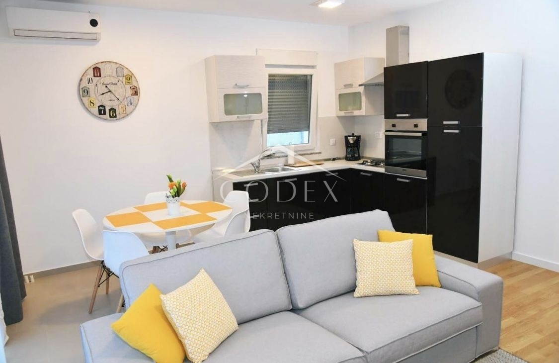 Matulji - hiša s 3 trisobnimi apartmaji in bazenom