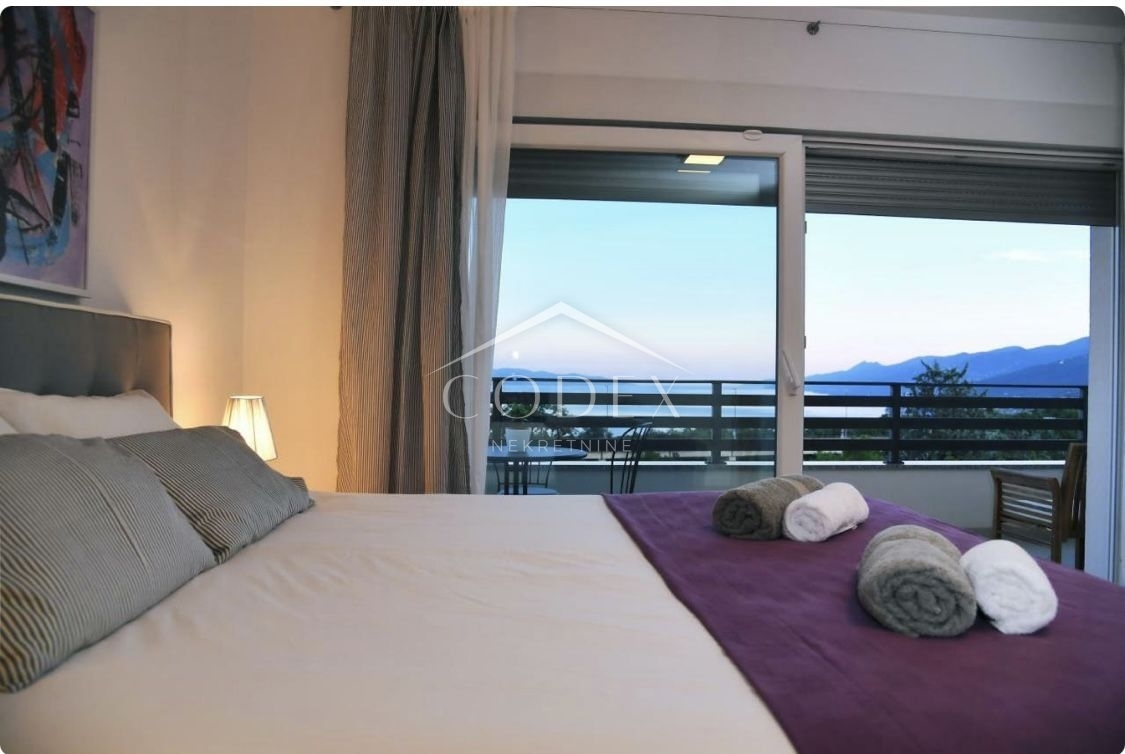 Matulji - hiša s 3 trisobnimi apartmaji in bazenom