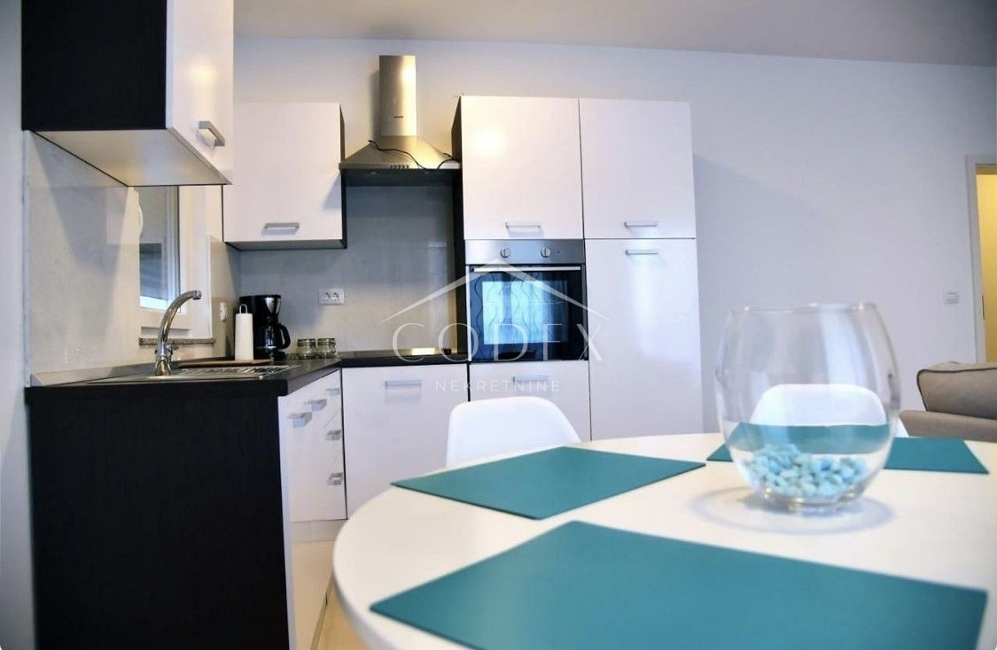 Matulji - hiša s 3 trisobnimi apartmaji in bazenom