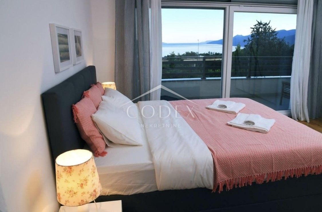 Matulji - hiša s 3 trisobnimi apartmaji in bazenom