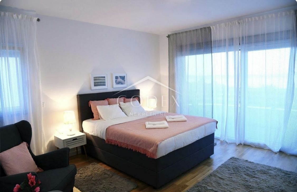 Matulji - hiša s 3 trisobnimi apartmaji in bazenom