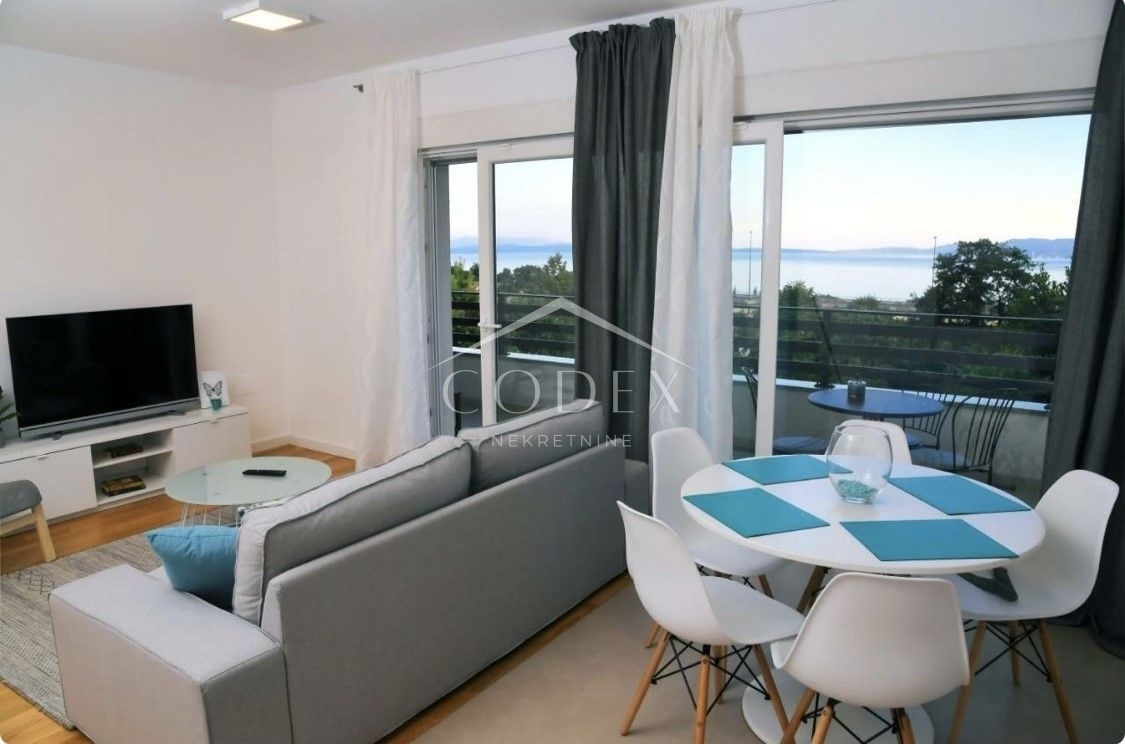 Matulji - hiša s 3 trisobnimi apartmaji in bazenom