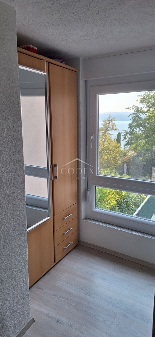 Crikvenica - prodaja hiše z 2 apartmajema in pogledom na morje