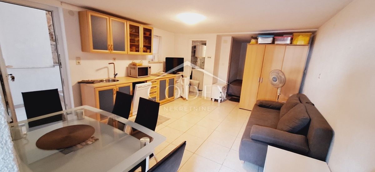 Crikvenica - prodaja hiše z 2 apartmajema in pogledom na morje