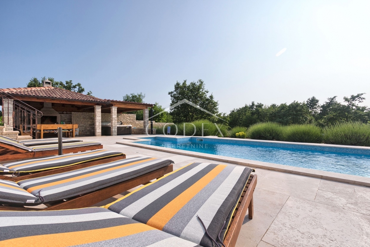 Štokovci - luksuzna hiša z bazenom, mini golfom in športnim igriščem