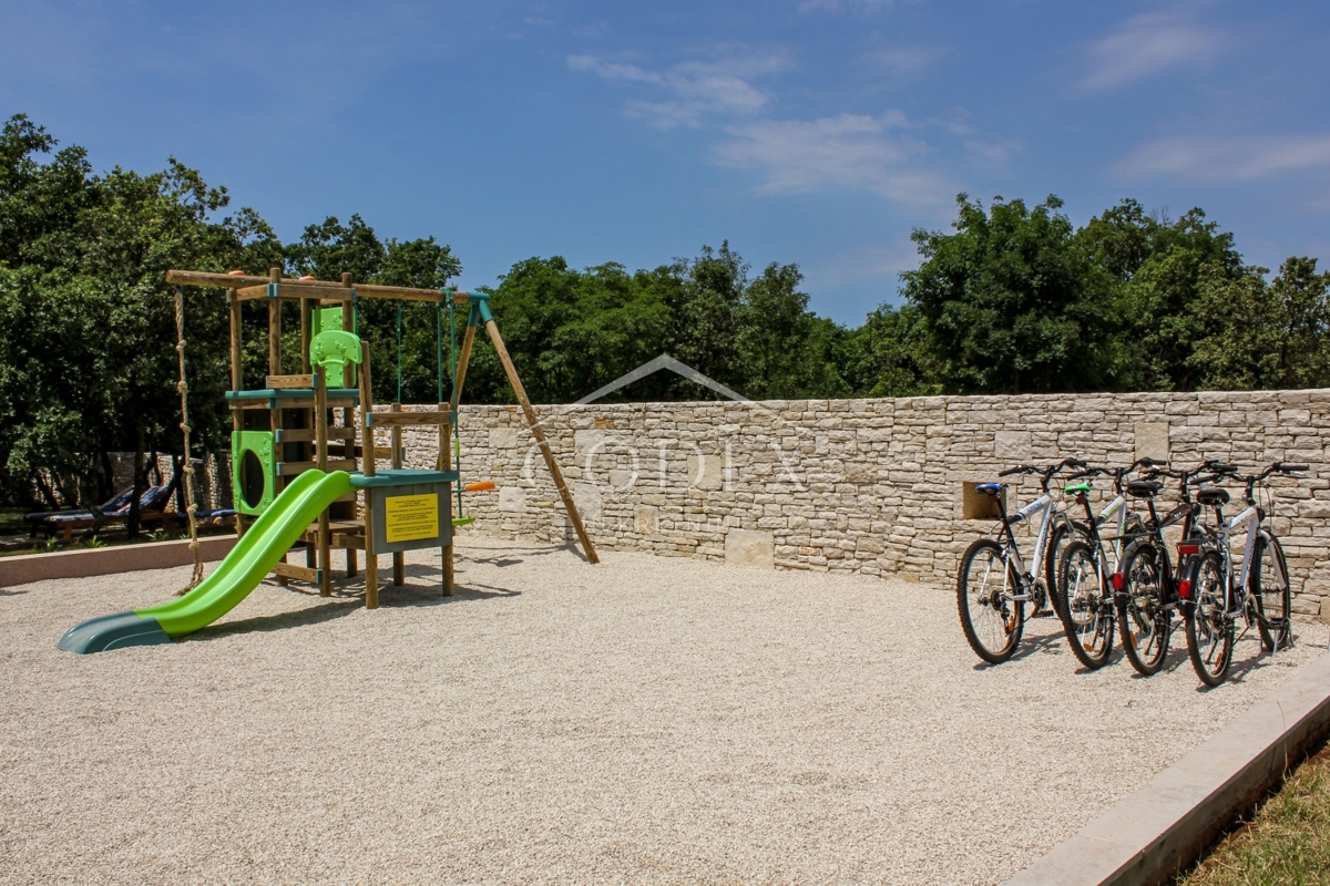 Štokovci - luksuzna hiša z bazenom, mini golfom in športnim igriščem