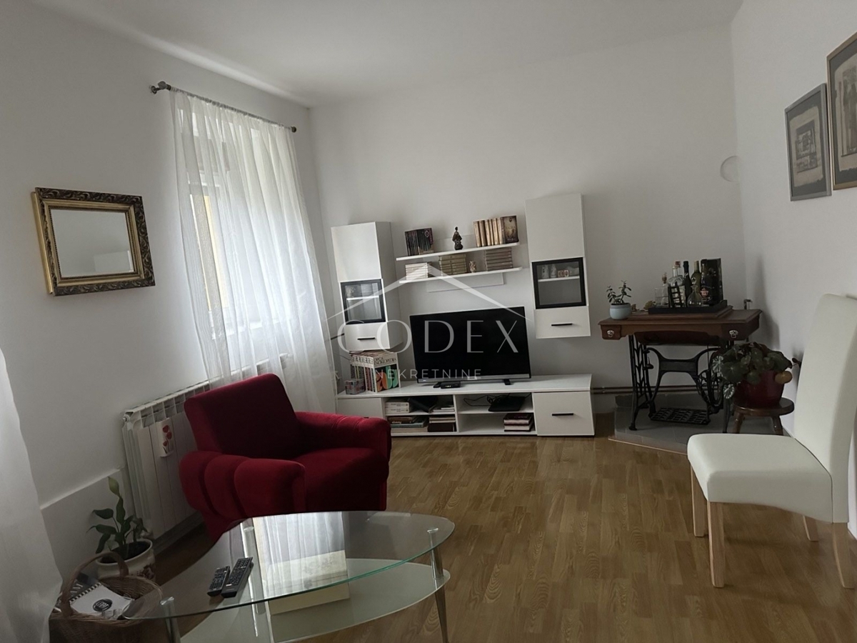 Delnice - hiša v samem centru, obdana z zelenjem