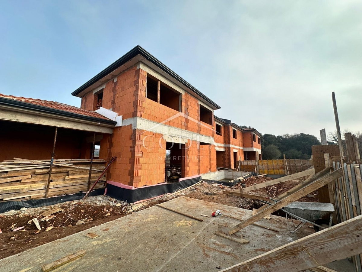 Ližnjan - prodaja vile dvojček z bazenom