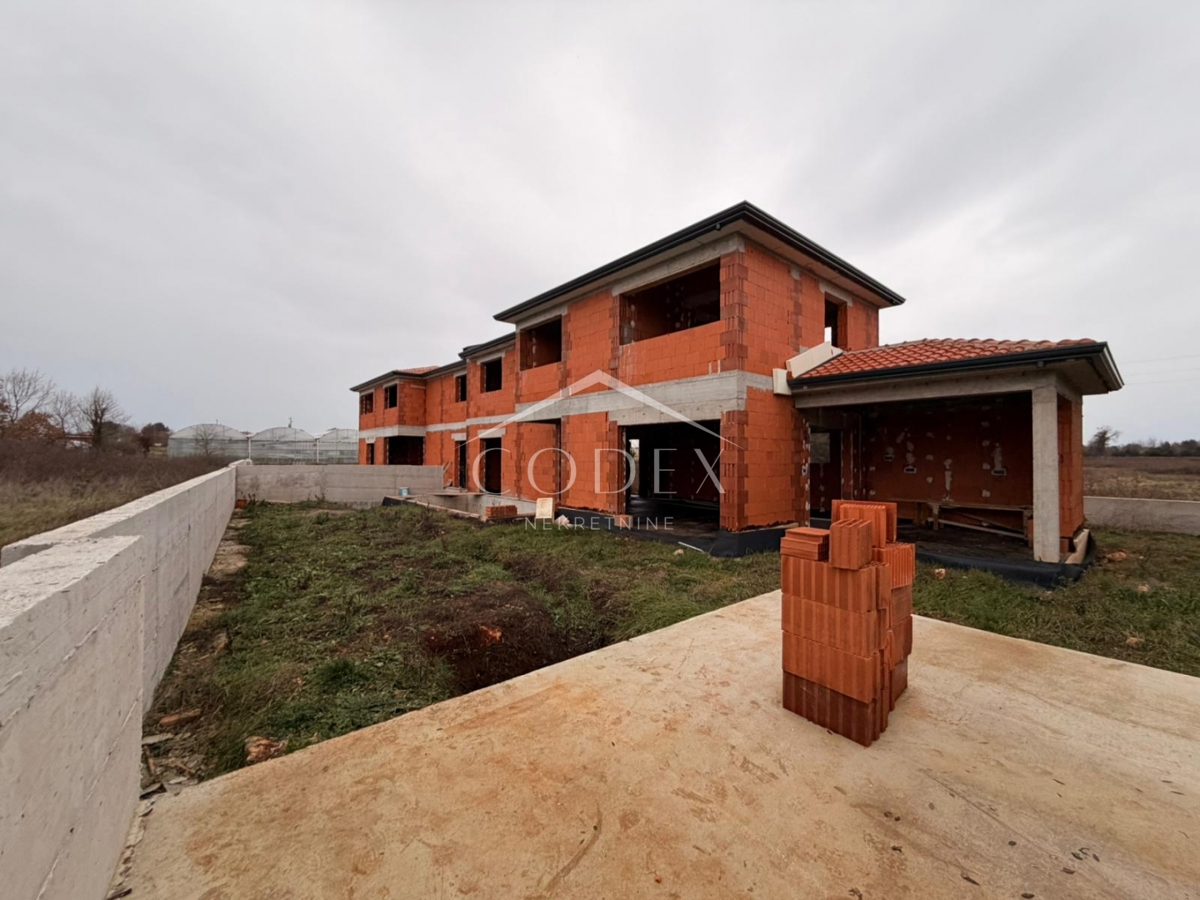 Ližnjan - prodaja vile dvojček z bazenom