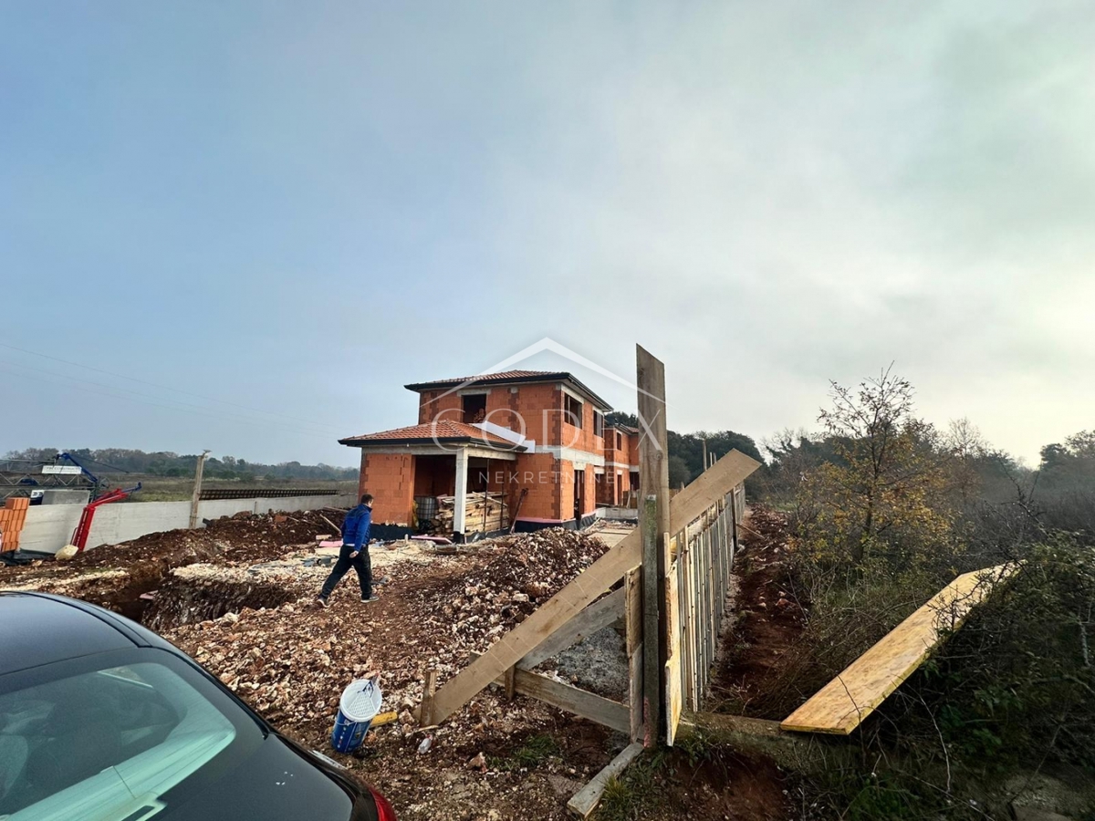 Ližnjan - prodaja vile dvojček z bazenom