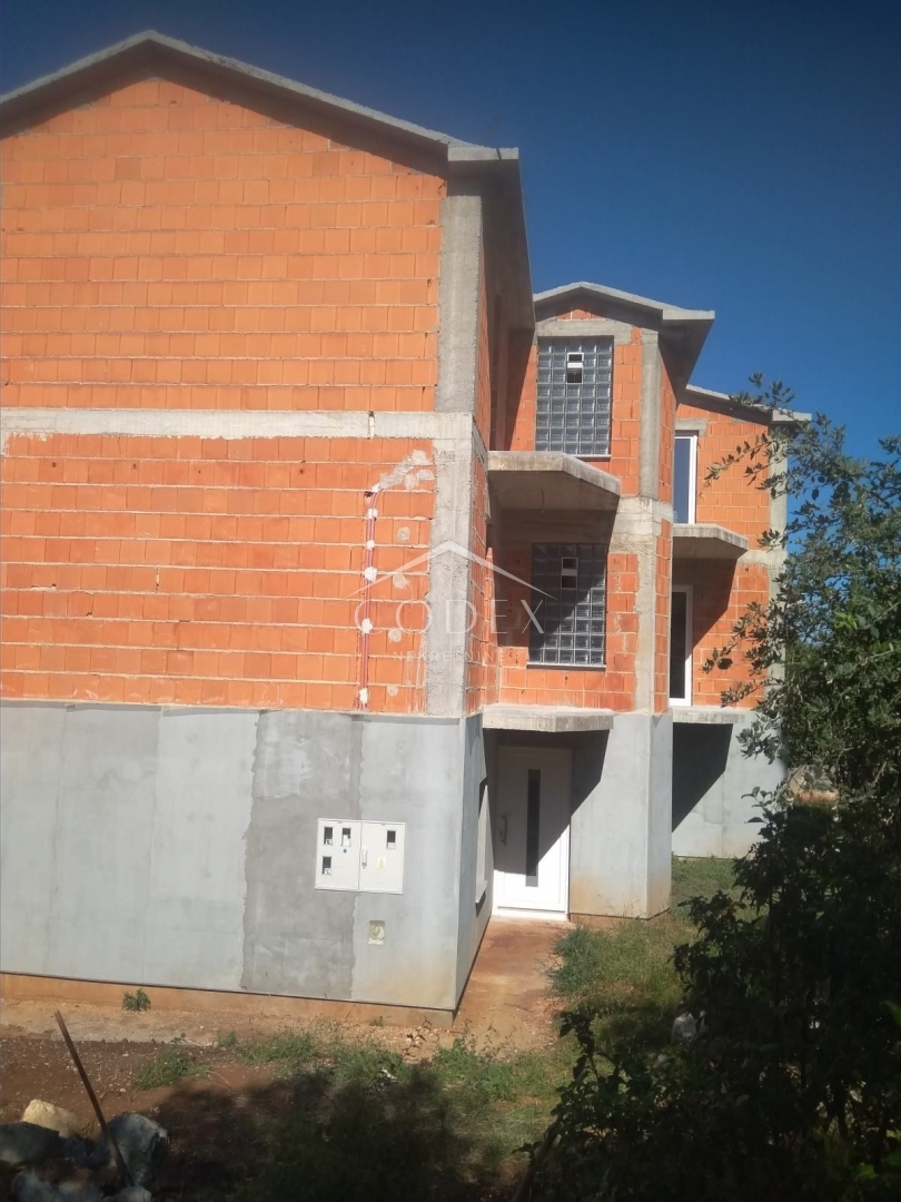 Malinska - prodaja hiša v Rohbau s 4 apartmaji