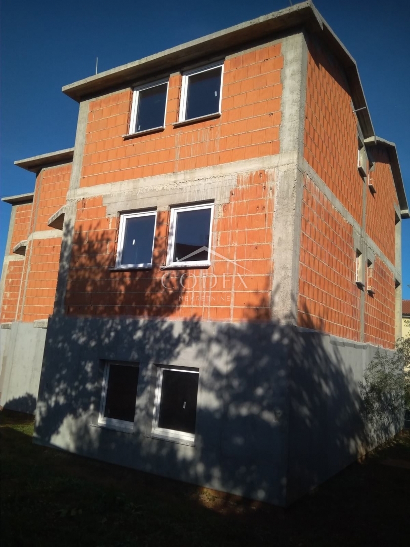 Malinska - prodaja hiša v Rohbau s 4 apartmaji