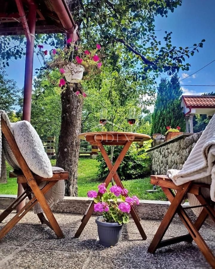 Stari Laz - prodaja moderne gorske hiške z dvoriščem
