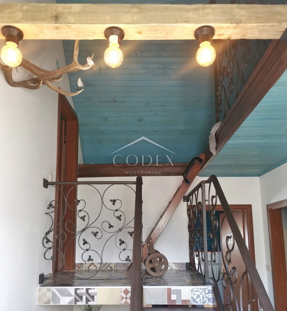 Stari Laz - prodaja moderne gorske hiške z dvoriščem