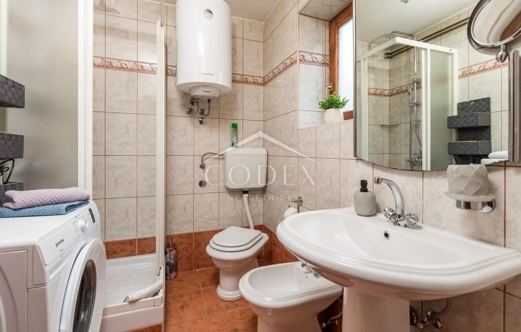 Stari Laz - prodaja moderne gorske hiške z dvoriščem