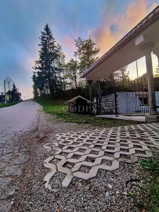 Stari Laz - prodaja moderne gorske hiške z dvoriščem