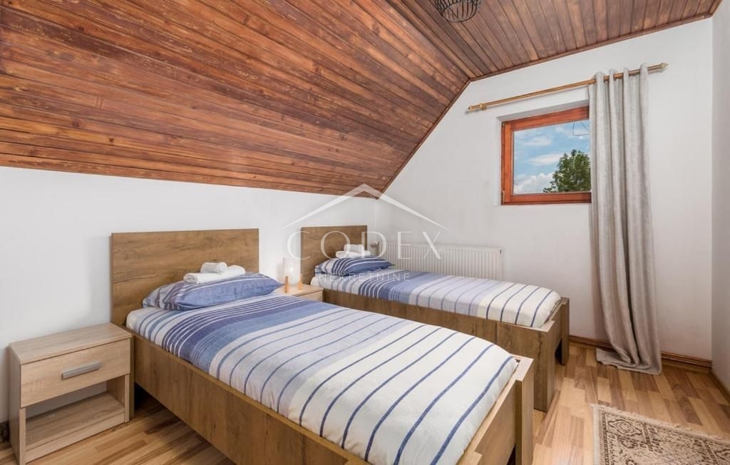 Stari Laz - prodaja moderne gorske hiške z dvoriščem
