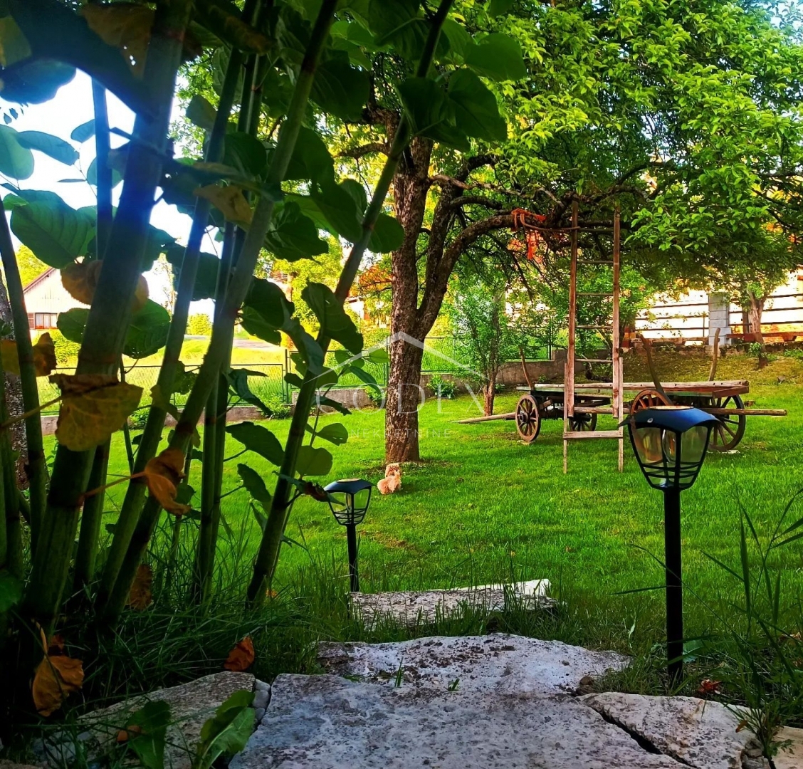 Stari Laz - prodaja moderne gorske hiške z dvoriščem