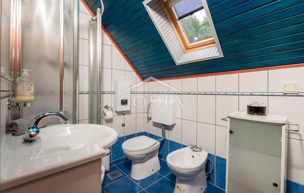 Stari Laz - prodaja moderne gorske hiške z dvoriščem
