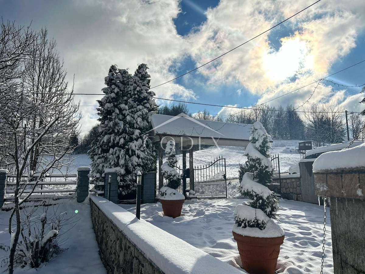 Stari Laz - prodaja moderne gorske hiške z dvoriščem