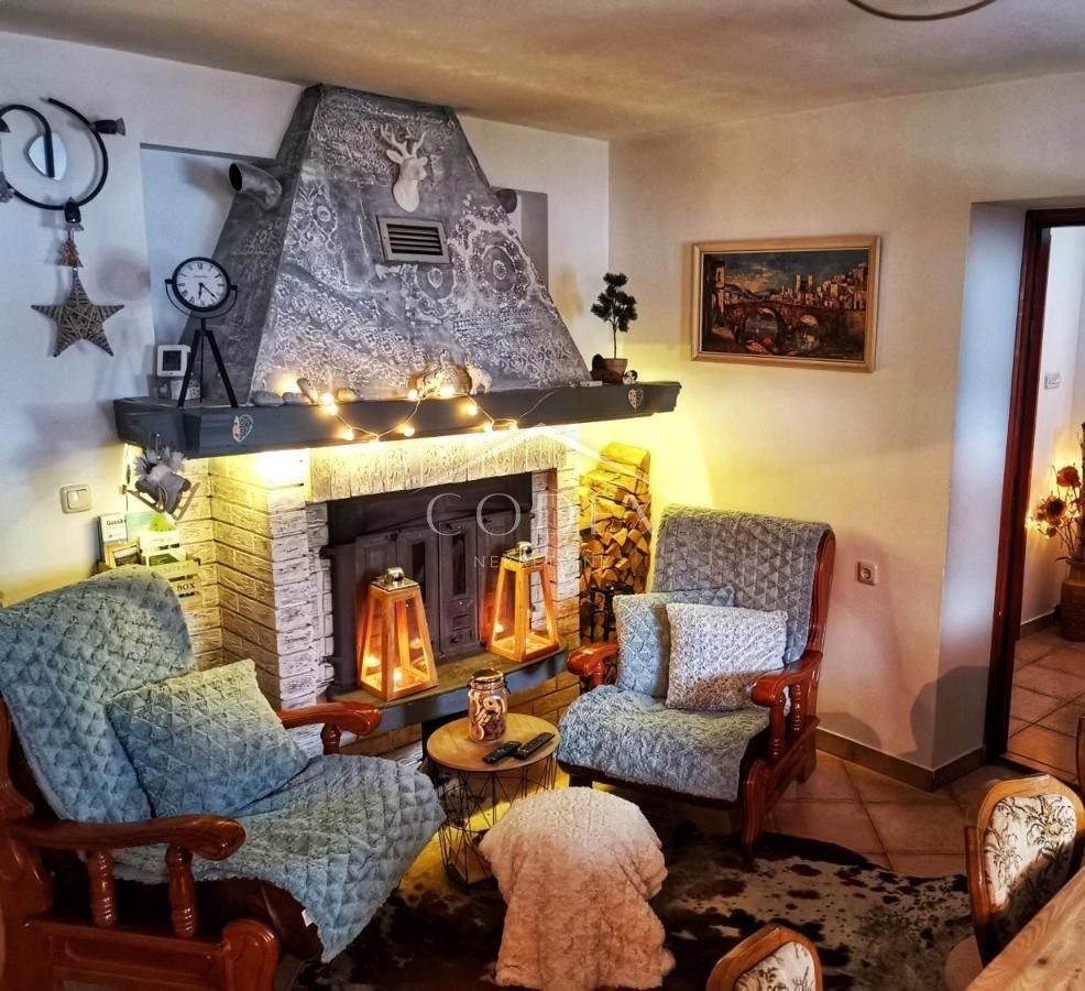 Stari Laz - prodaja moderne gorske hiške z dvoriščem