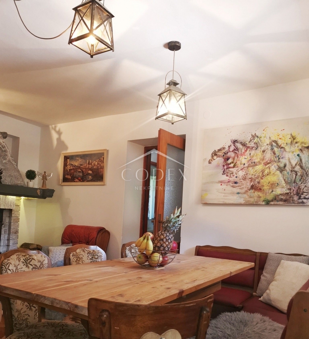 Stari Laz - prodaja moderne gorske hiške z dvoriščem