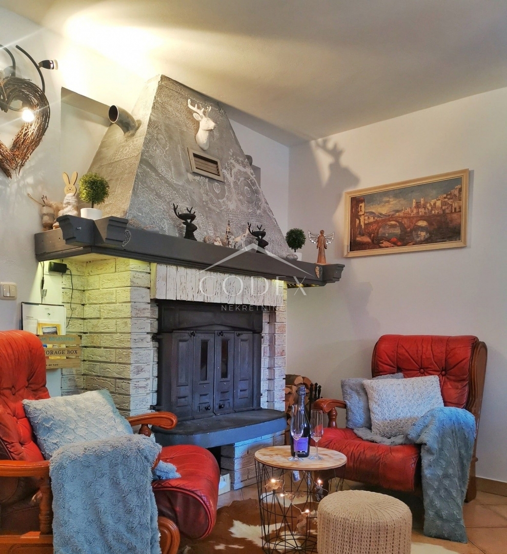 Stari Laz - prodaja moderne gorske hiške z dvoriščem