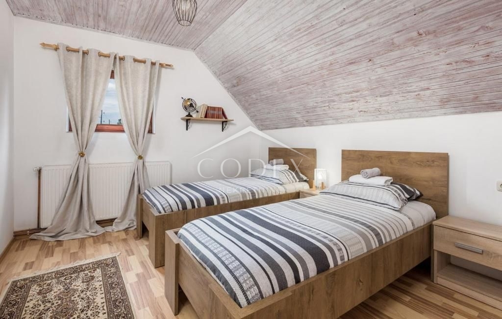 Stari Laz - prodaja moderne gorske hiške z dvoriščem