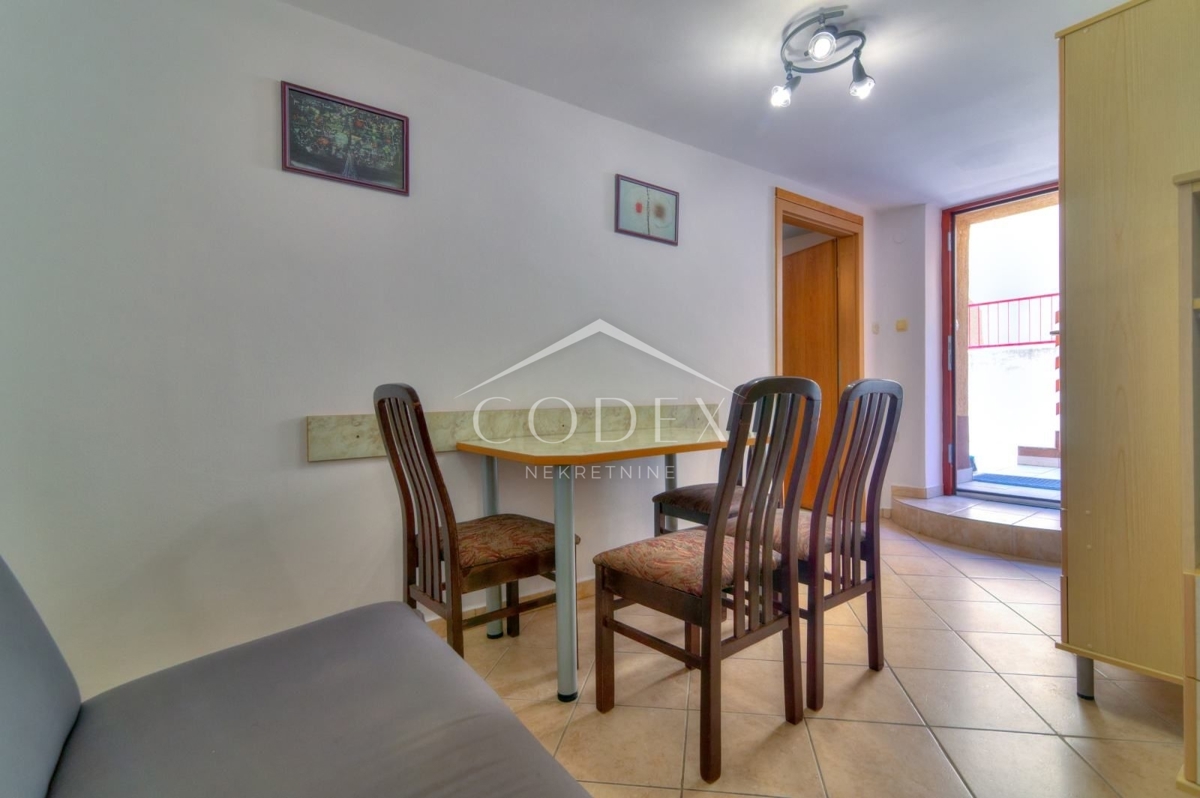  Senj - prodaja hiše z 2 stanovanji v samem centru