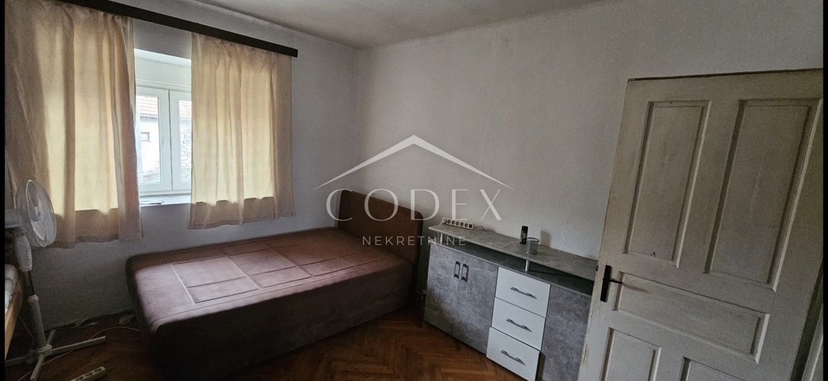 Vrbovsko, Moravice - hiša na prodaj z veliko dvorišče