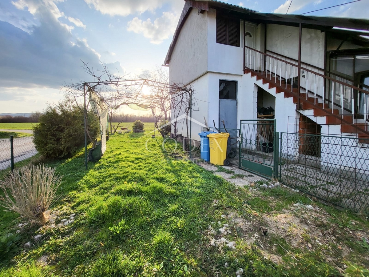 Karlovac – prodaja hiše s 3 stanovanji in veliko parcelo