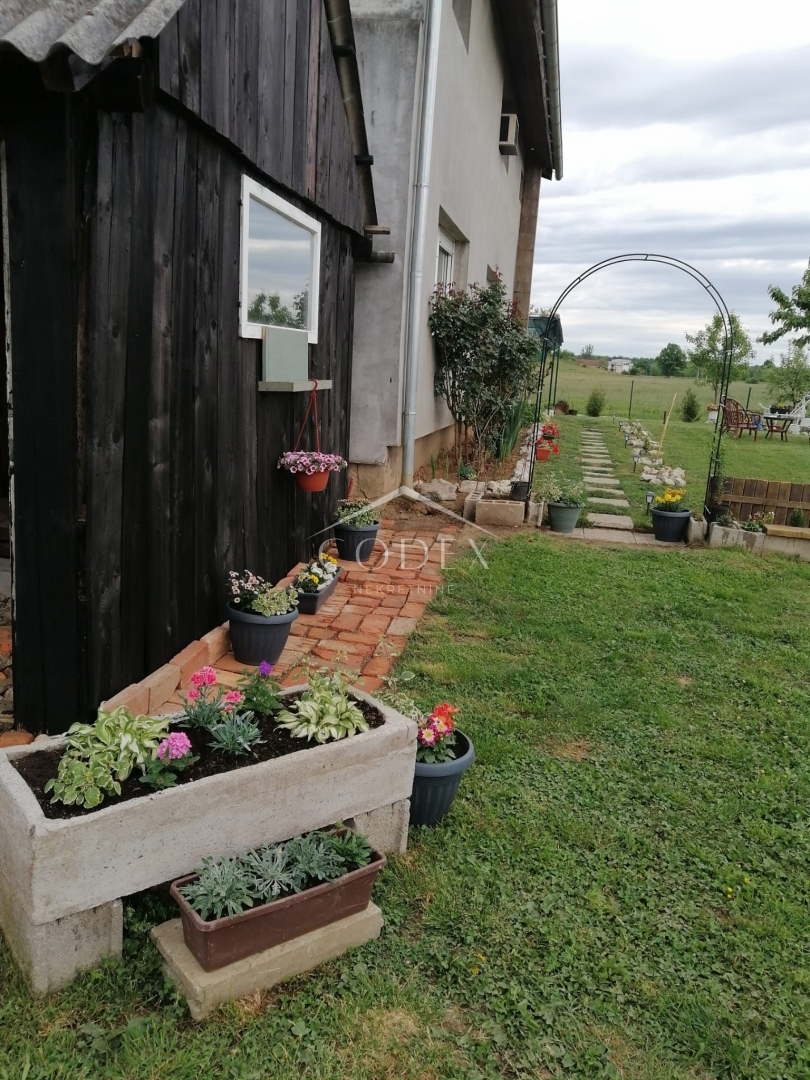 Karlovac - prodaja hiše s 3 stanovanji in čudovitim vrtom