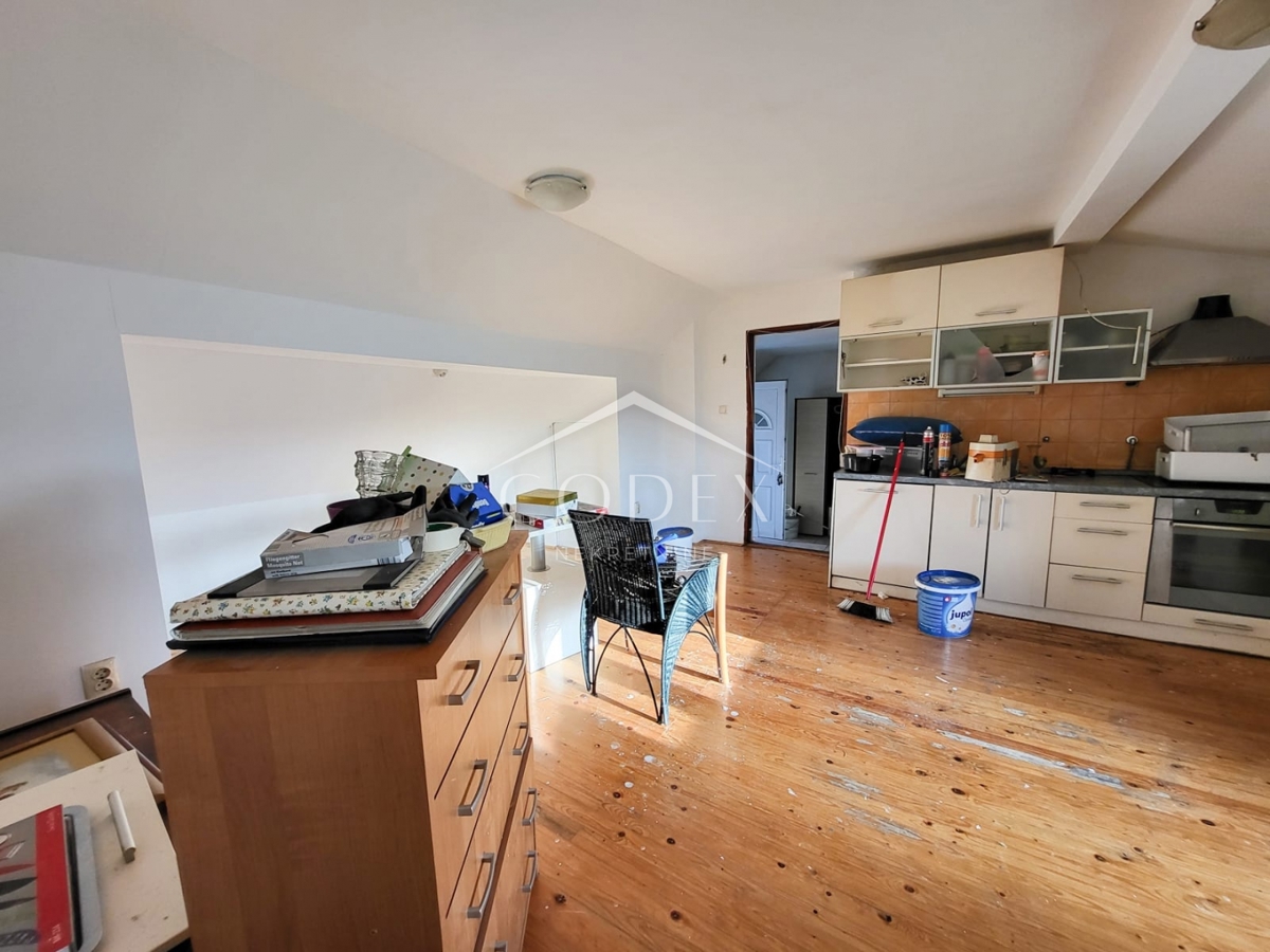 Karlovac – prodaja hiše s 3 stanovanji in veliko parcelo