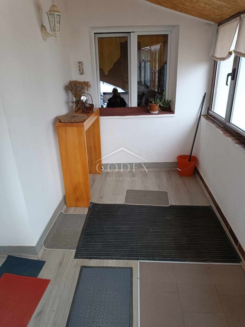 Karlovac - prodaja hiše s 3 stanovanji in čudovitim vrtom