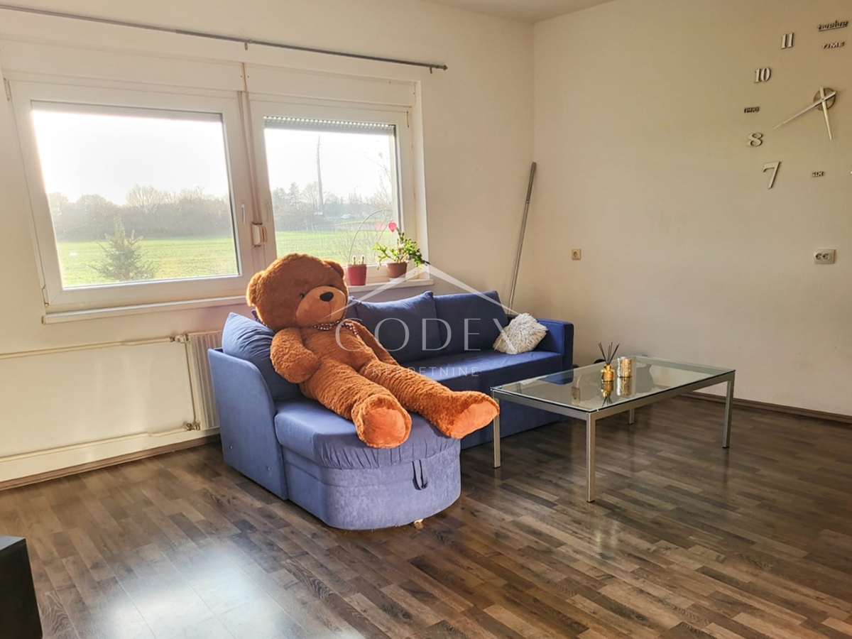 Karlovac – prodaja hiše s 3 stanovanji in veliko parcelo