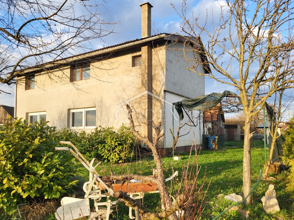 Karlovac – prodaja hiše s 3 stanovanji in veliko parcelo