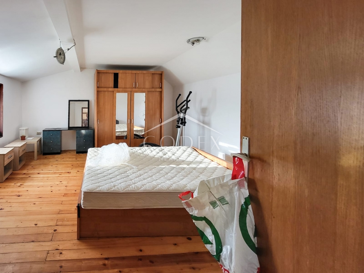 Karlovac – prodaja hiše s 3 stanovanji in veliko parcelo