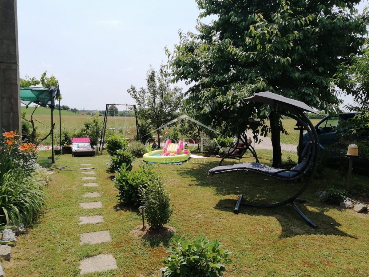 Karlovac - prodaja hiše s 3 stanovanji in čudovitim vrtom
