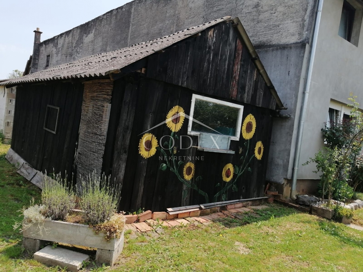 Karlovac - prodaja hiše s 3 stanovanji in čudovitim vrtom