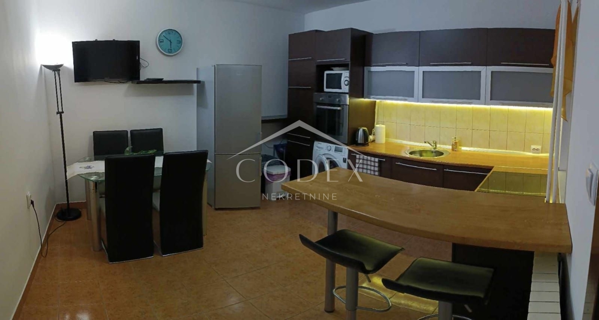 Karlovac - prodaja hiše s 3 stanovanji in čudovitim vrtom