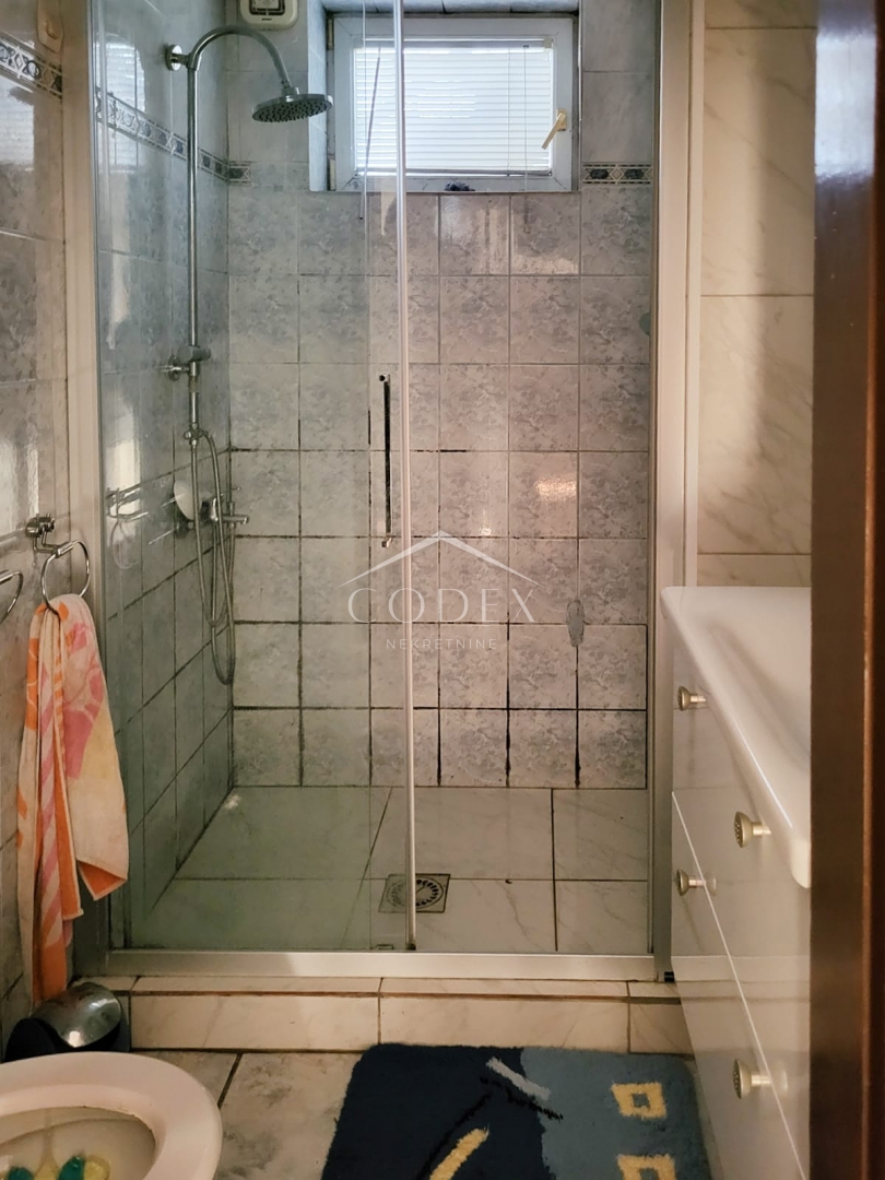 Karlovac – prodaja hiše s 3 stanovanji in veliko parcelo