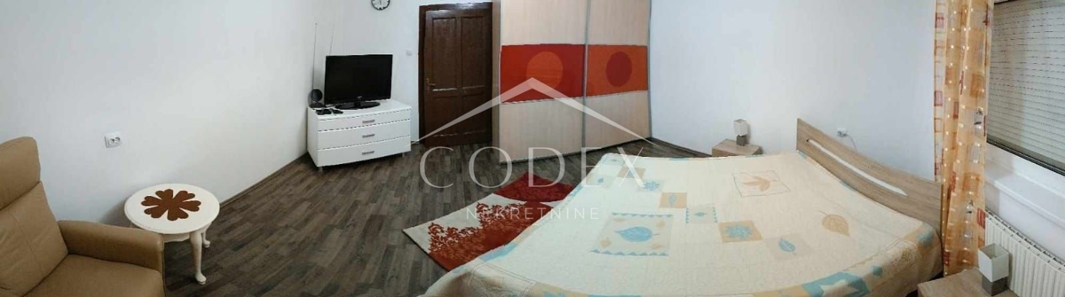 Karlovac - prodaja hiše s 3 stanovanji in čudovitim vrtom