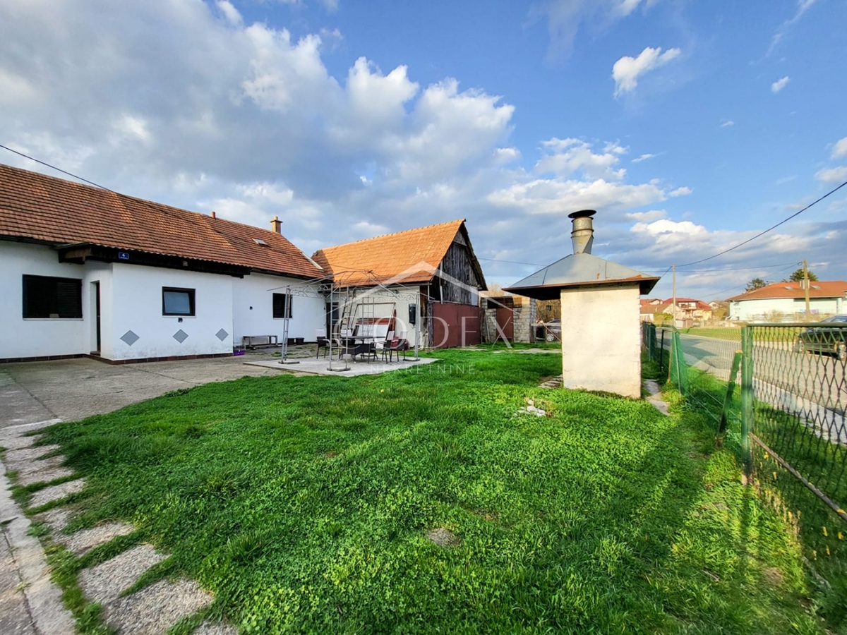 Karlovac – prodaja hiše s 3 stanovanji in veliko parcelo