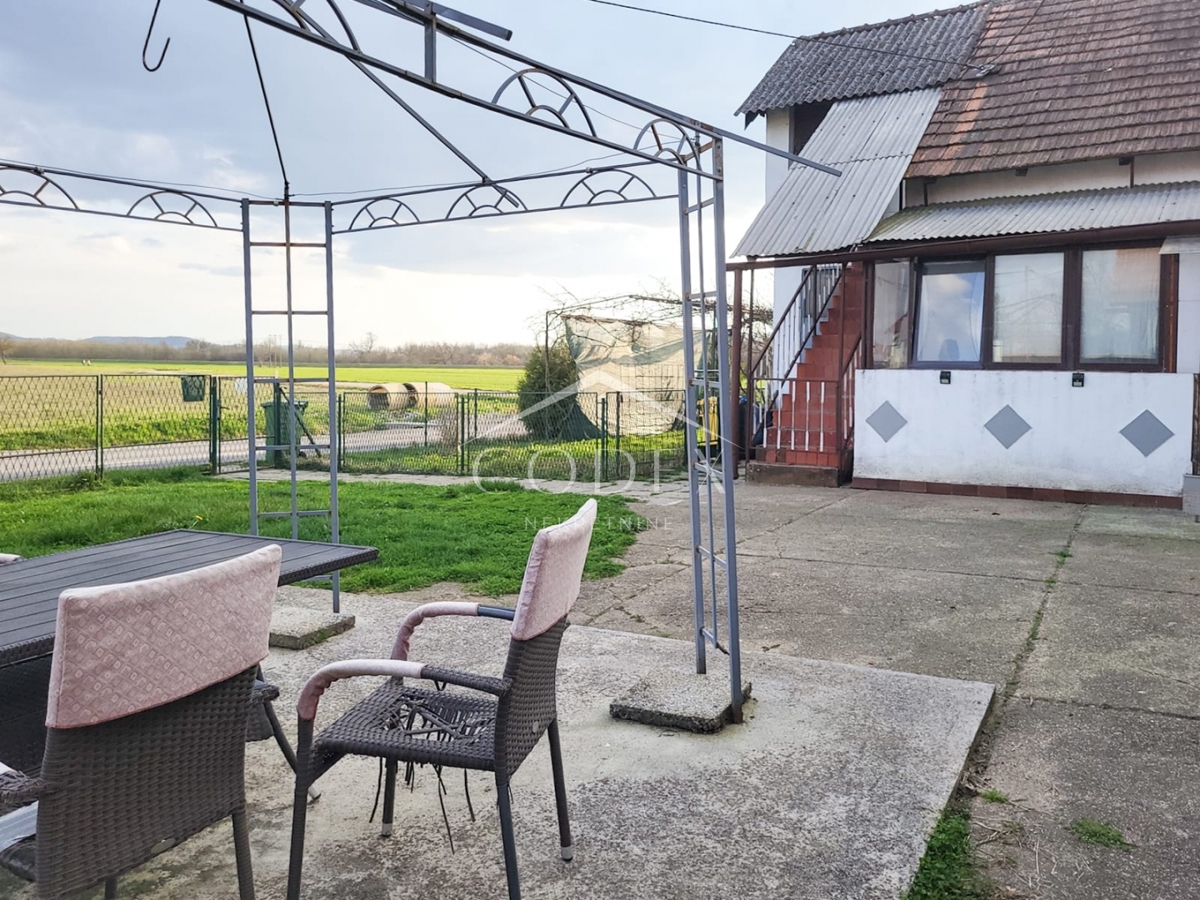 Karlovac – prodaja hiše s 3 stanovanji in veliko parcelo