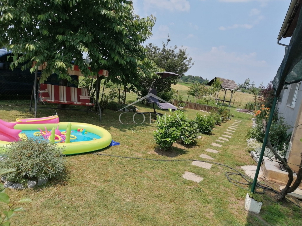 Karlovac - prodaja hiše s 3 stanovanji in čudovitim vrtom