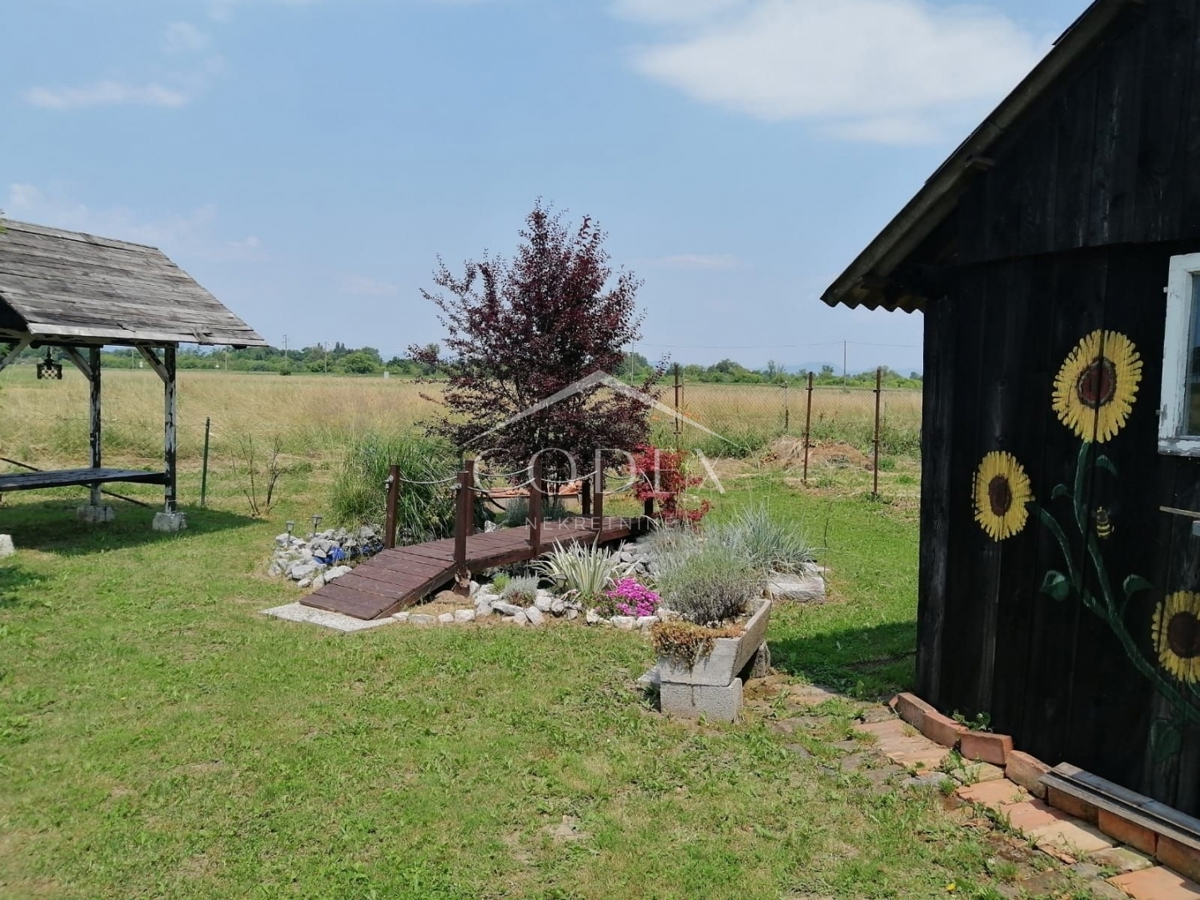 Karlovac - prodaja hiše s 3 stanovanji in čudovitim vrtom