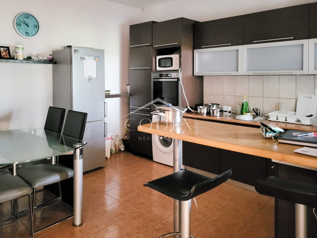 Karlovac – prodaja hiše s 3 stanovanji in veliko parcelo