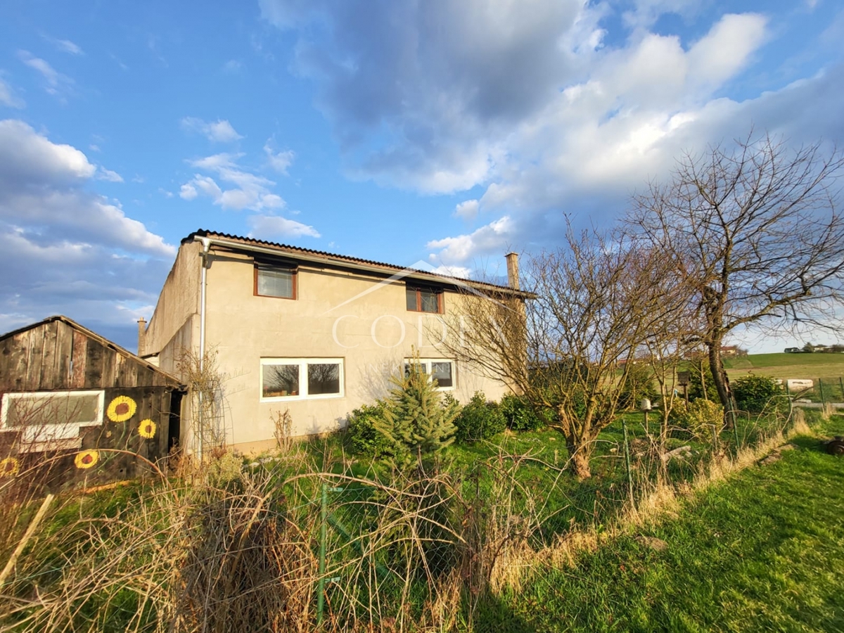 Karlovac – prodaja hiše s 3 stanovanji in veliko parcelo