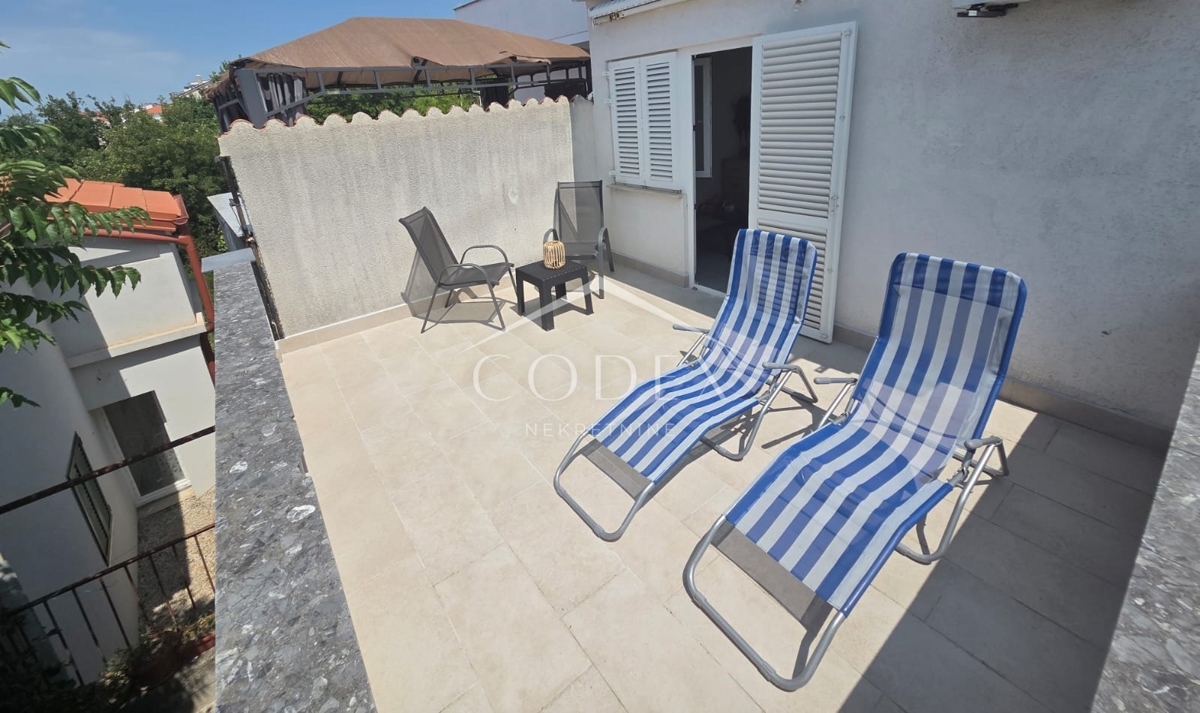 Dramalj – enosobno stanovanje s teraso naprodaj